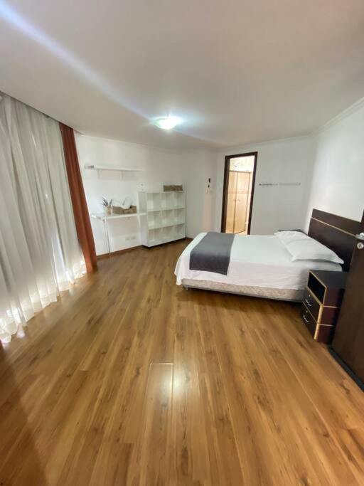Sobrado Espacoso Em Santa Felicidade Куритиба Экстерьер фото
